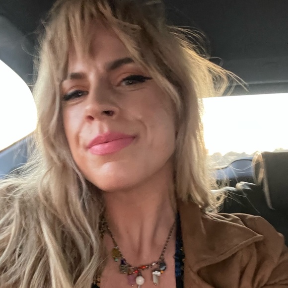 Meet your Posher, Iris - Picture 2 of 3